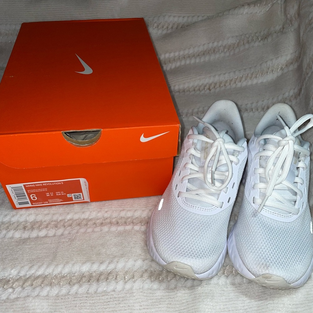 Women’s Nike Revolution 5 - Picture 2 of 3